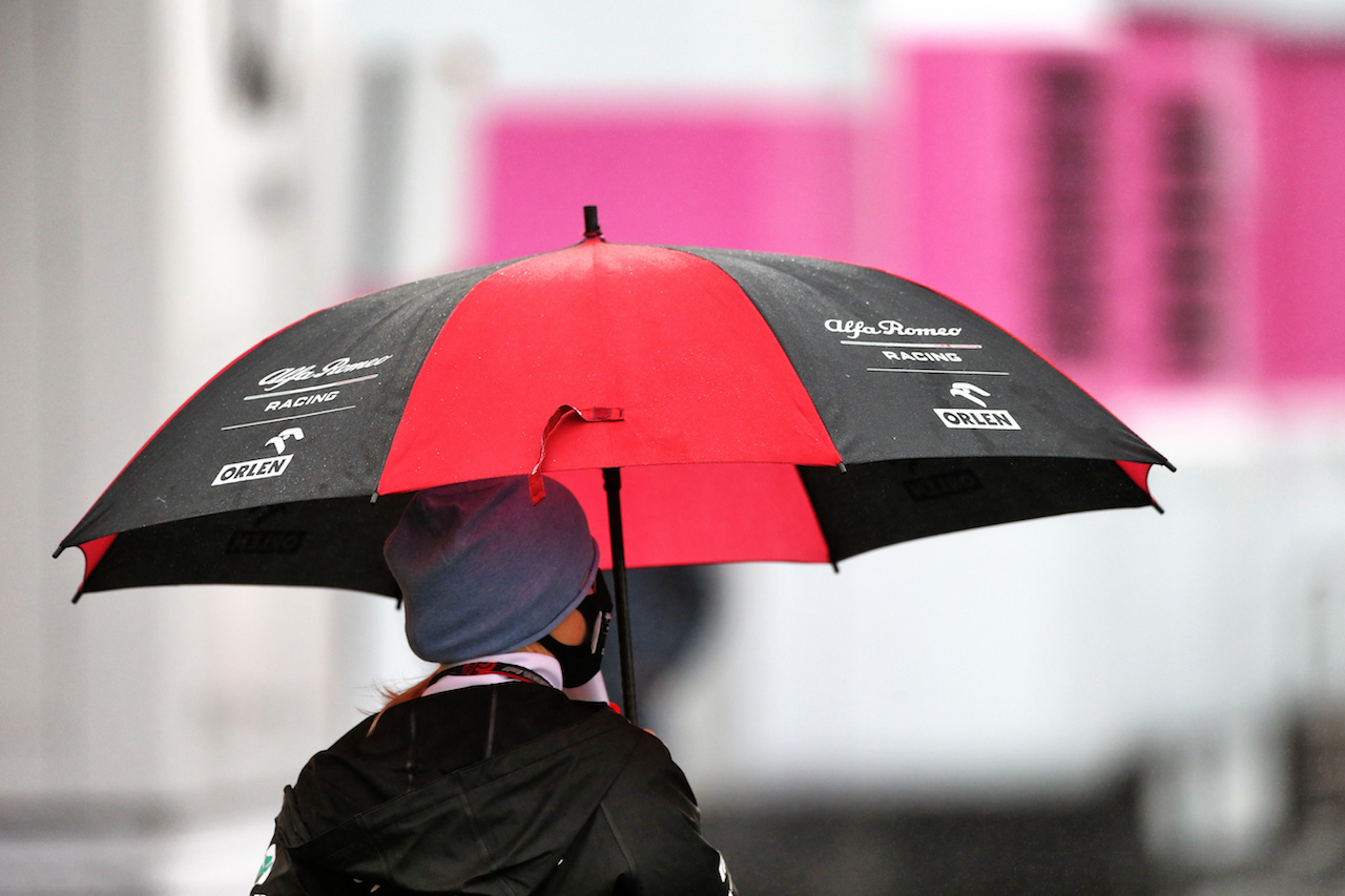 GP EIFEL, Paddock Atmosfera - Alfa Romeo Racing umbrella.
09.10.2020. Formula 1 World Championship, Rd 11, Eifel Grand Prix, Nurbugring, Germany, Practice Day.
- www.xpbimages.com, EMail: requests@xpbimages.com © Copyright: Moy / XPB Images