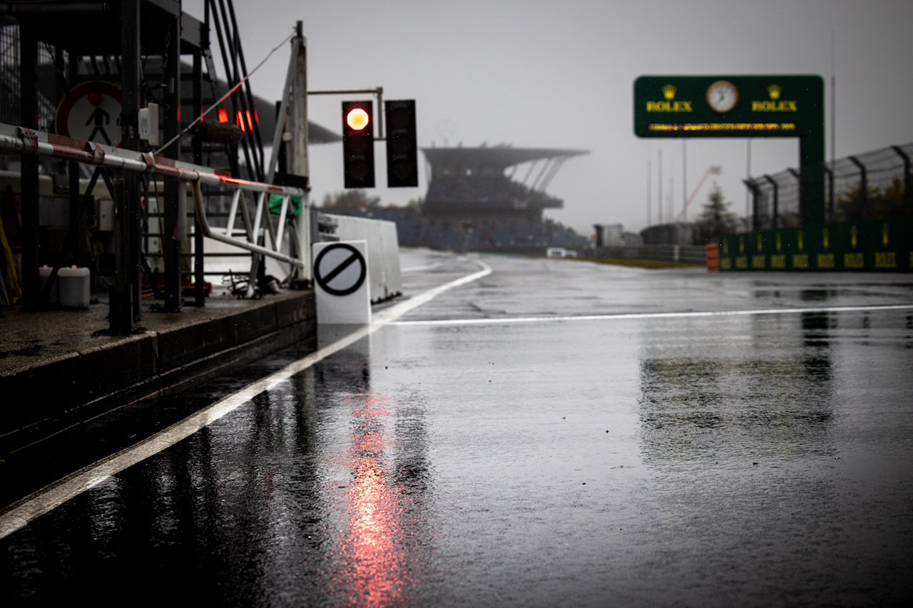 GP EIFEL, Circuit Atmosfera - red light at the pit lane exit during the first practice session.
09.10.2020. Formula 1 World Championship, Rd 11, Eifel Grand Prix, Nurbugring, Germany, Practice Day.
- www.xpbimages.com, EMail: requests@xpbimages.com © Copyright: Bearne / XPB Images