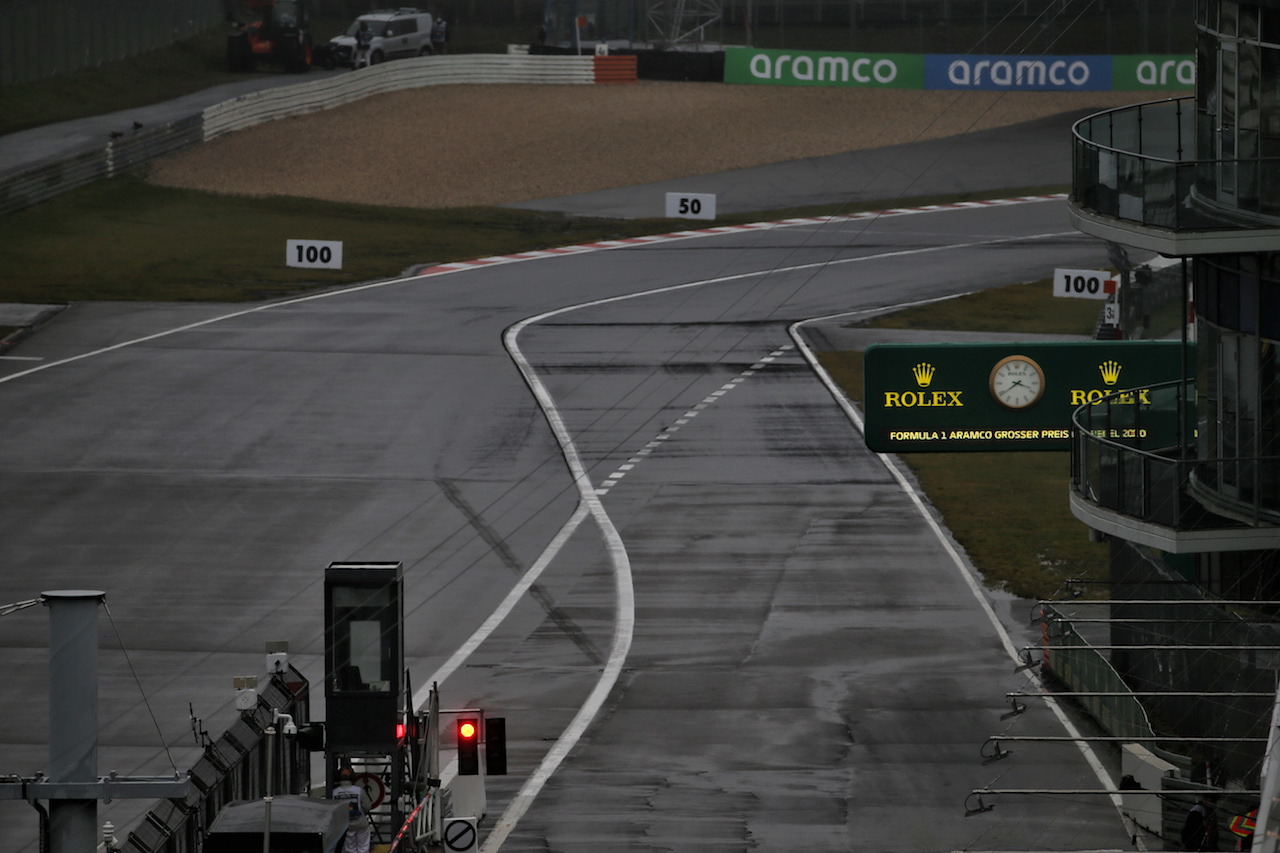 GP EIFEL, Circuit Atmosfera - Red light at the pit lane exit during the second practice session.
09.10.2020. Formula 1 World Championship, Rd 11, Eifel Grand Prix, Nurbugring, Germany, Practice Day.
- www.xpbimages.com, EMail: requests@xpbimages.com © Copyright: Batchelor / XPB Images