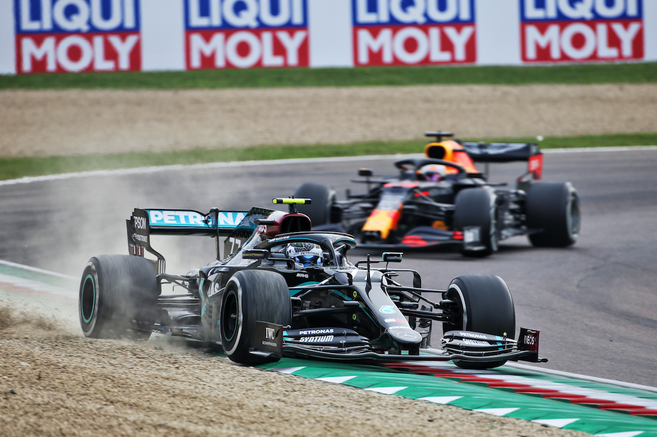 GP EMILIA ROMAGNA, Valtteri Bottas (FIN) Mercedes AMG F1 W11 runs wide ahead of Max Verstappen (NLD) Red Bull Racing RB16.
01.11.2020. Formula 1 World Championship, Rd 13, Emilia Romagna Grand Prix, Imola, Italy, Gara Day.
- www.xpbimages.com, EMail: requests@xpbimages.com © Copyright: Charniaux / XPB Images