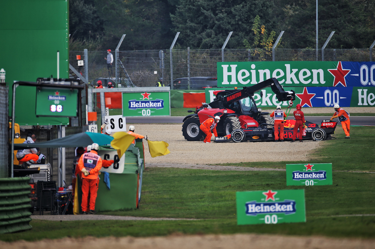 GP EMILIA ROMAGNA, Max Verstappen (NLD) Red Bull Racing RB16 crashed out of the race.
01.11.2020. Formula 1 World Championship, Rd 13, Emilia Romagna Grand Prix, Imola, Italy, Gara Day.
- www.xpbimages.com, EMail: requests@xpbimages.com © Copyright: Batchelor / XPB Images