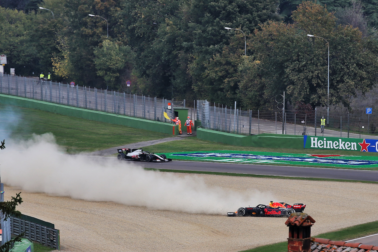 GP EMILIA ROMAGNA, Max Verstappen (NLD) Red Bull Racing RB16 crashes out of the race.
01.11.2020. Formula 1 World Championship, Rd 13, Emilia Romagna Grand Prix, Imola, Italy, Gara Day.
- www.xpbimages.com, EMail: requests@xpbimages.com © Copyright: Batchelor / XPB Images