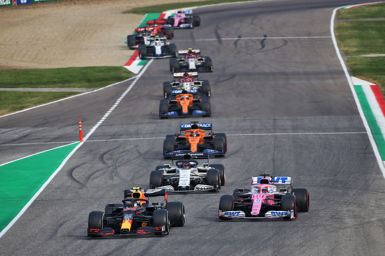 GP EMILIA ROMAGNA, Alexander Albon (THA) Red Bull Racing RB16 e Sergio Perez (MEX) Racing Point F1 Team RP19.
01.11.2020. Formula 1 World Championship, Rd 13, Emilia Romagna Grand Prix, Imola, Italy, Gara Day.
- www.xpbimages.com, EMail: requests@xpbimages.com © Copyright: Charniaux / XPB Images