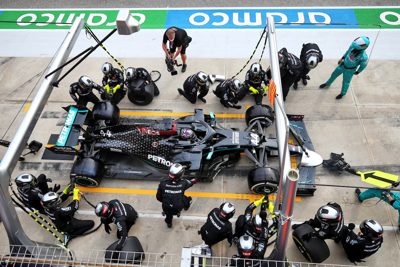 GP EMILIA ROMAGNA, Lewis Hamilton (GBR) Mercedes AMG F1 W11 makes a pit stop.
01.11.2020. Formula 1 World Championship, Rd 13, Emilia Romagna Grand Prix, Imola, Italy, Gara Day.
- www.xpbimages.com, EMail: requests@xpbimages.com © Copyright: Moy / XPB Images