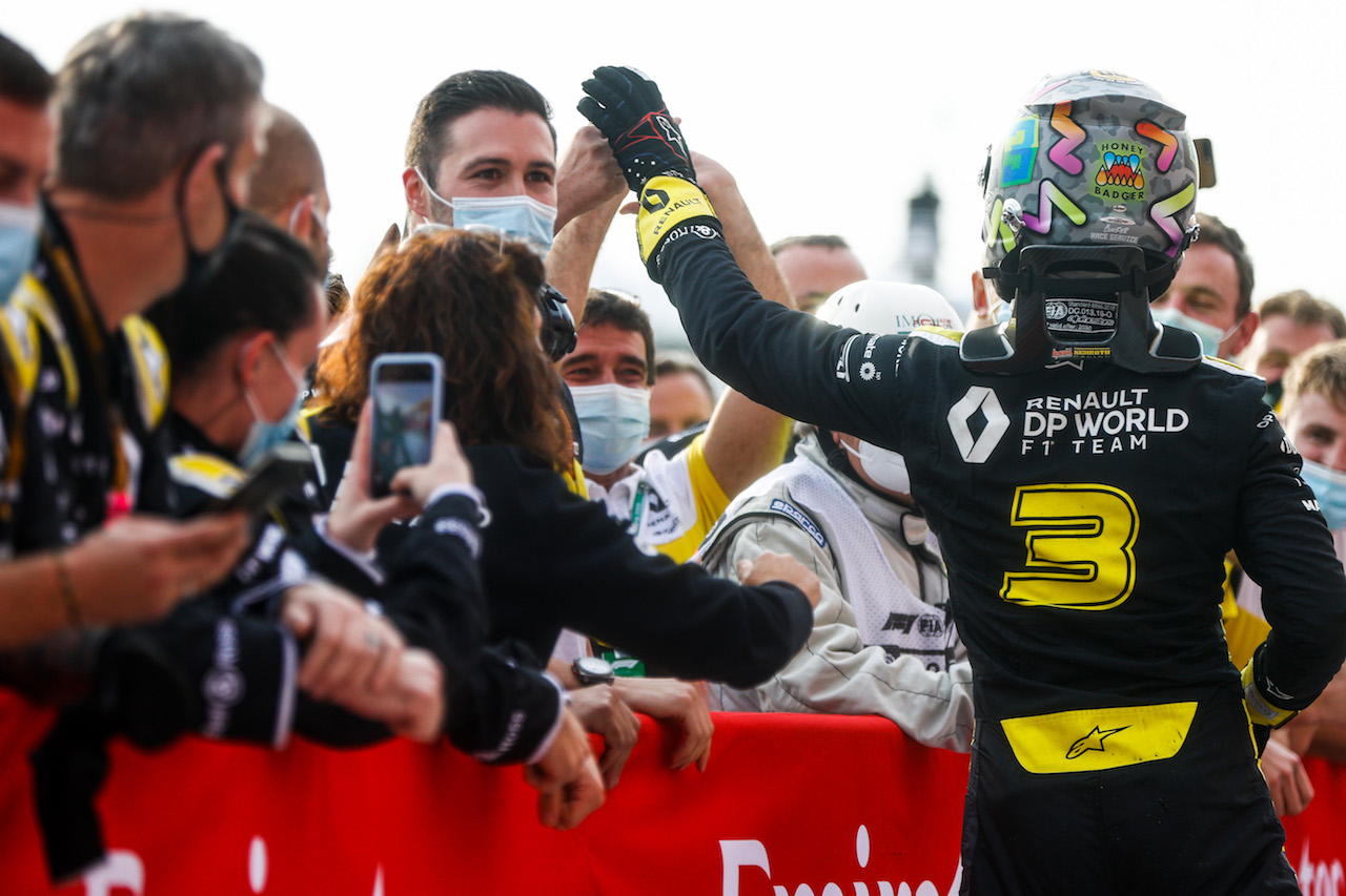 GP EMILIA ROMAGNA, Daniel Ricciardo (AUS) Renault F1 Team celebrates his third position with the team in parc ferme.
01.11.2020. Formula 1 World Championship, Rd 13, Emilia Romagna Grand Prix, Imola, Italy, Gara Day.
- www.xpbimages.com, EMail: requests@xpbimages.com © Copyright: FIA Pool Image for Editorial Use Only