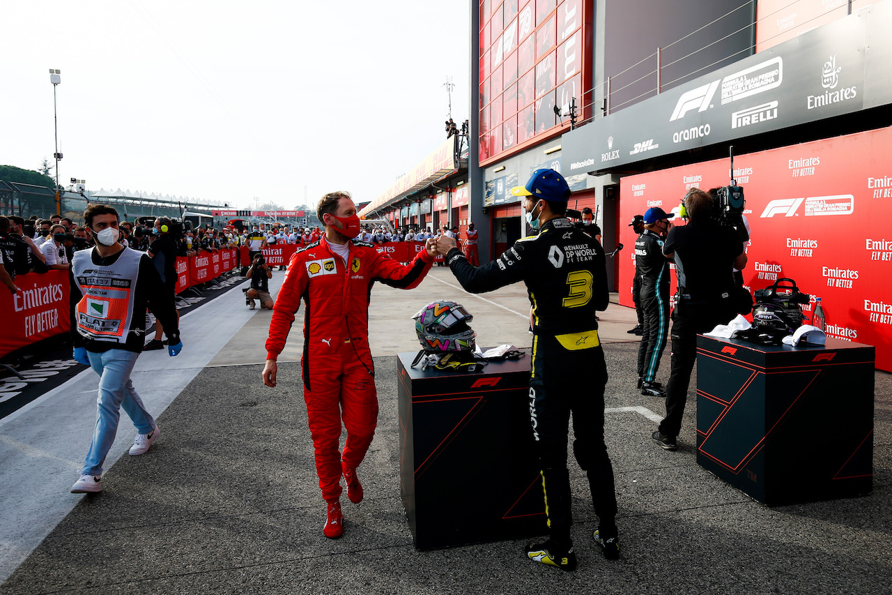 GP EMILIA ROMAGNA, Sebastian Vettel (GER) Ferrari congratulates third placed Daniel Ricciardo (AUS) Renault F1 Team in parc ferme.
01.11.2020. Formula 1 World Championship, Rd 13, Emilia Romagna Grand Prix, Imola, Italy, Gara Day.
- www.xpbimages.com, EMail: requests@xpbimages.com © Copyright: FIA Pool Image for Editorial Use Only