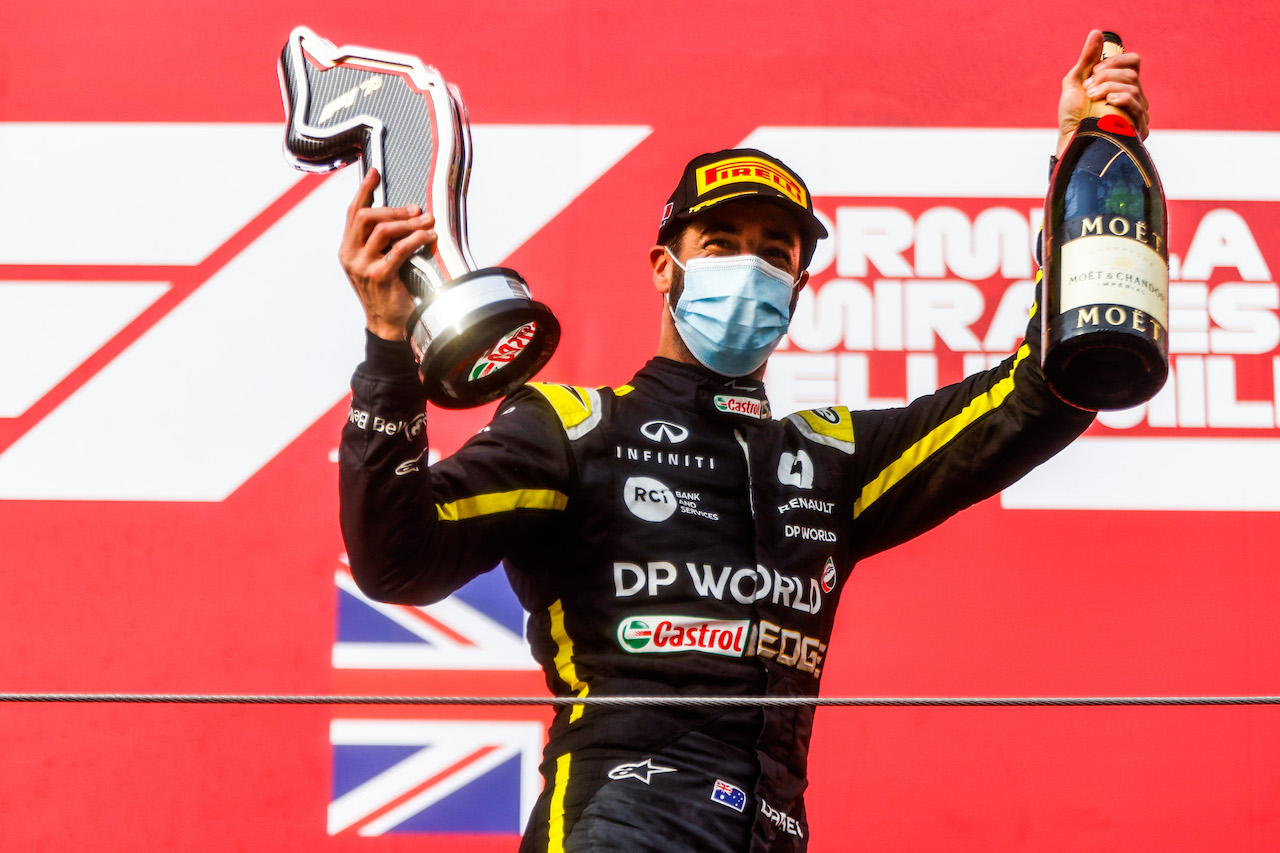 GP EMILIA ROMAGNA, Daniel Ricciardo (AUS) Renault F1 Team celebrates his third position on the podium.
01.11.2020. Formula 1 World Championship, Rd 13, Emilia Romagna Grand Prix, Imola, Italy, Gara Day.
- www.xpbimages.com, EMail: requests@xpbimages.com © Copyright: FIA Pool Image for Editorial Use Only