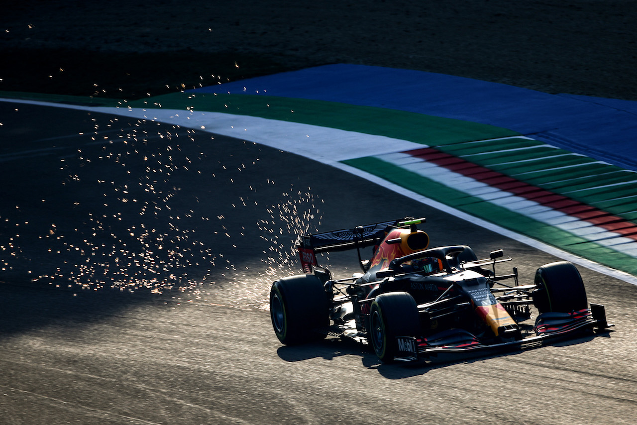 GP EMILIA ROMAGNA, Alexander Albon (THA), Red Bull Racing 
31.10.2020. Formula 1 World Championship, Rd 13, Emilia Romagna Grand Prix, Imola, Italy, Qualifiche Day.
- www.xpbimages.com, EMail: requests@xpbimages.com ¬© Copyright: Charniaux / XPB Images