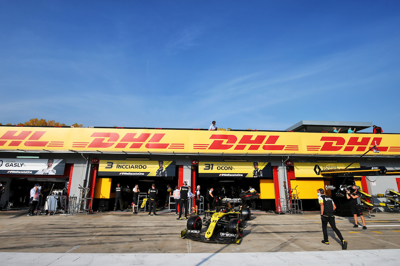 GP EMILIA ROMAGNA, Esteban Ocon (FRA) Renault F1 Team RS20 leaves the pits.
31.10.2020. Formula 1 World Championship, Rd 13, Emilia Romagna Grand Prix, Imola, Italy, Qualifiche Day.
- www.xpbimages.com, EMail: requests@xpbimages.com © Copyright: Moy / XPB Images
