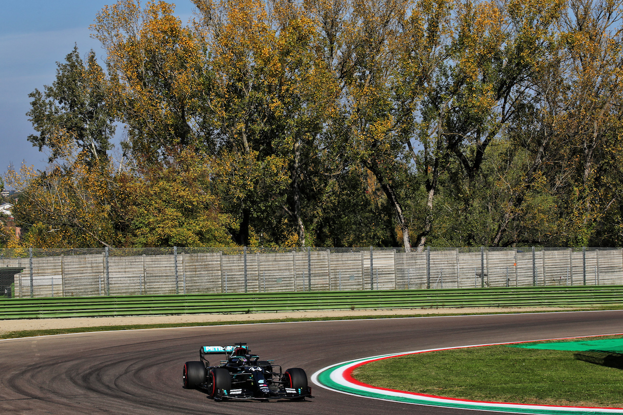 GP EMILIA ROMAGNA, Lewis Hamilton (GBR) Mercedes AMG F1 W11.
31.10.2020. Formula 1 World Championship, Rd 13, Emilia Romagna Grand Prix, Imola, Italy, Qualifiche Day.
- www.xpbimages.com, EMail: requests@xpbimages.com © Copyright: Batchelor / XPB Images