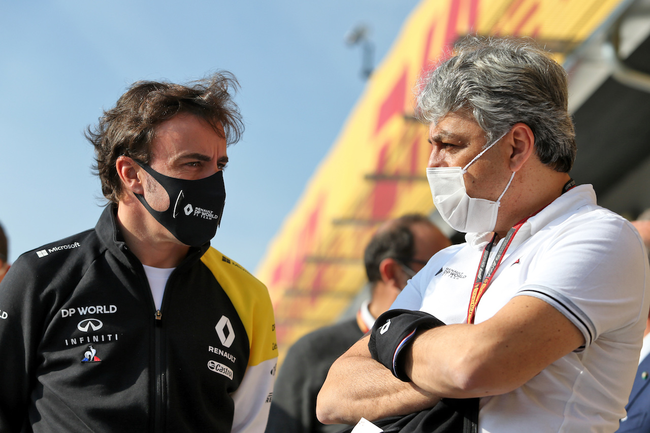 GP EMILIA ROMAGNA, (L to R): Fernando Alonso (ESP) Renault F1 Team with Luca de Meo (ITA) Groupe Renault Chief Executive Officer.
31.10.2020. Formula 1 World Championship, Rd 13, Emilia Romagna Grand Prix, Imola, Italy, Qualifiche Day.
- www.xpbimages.com, EMail: requests@xpbimages.com © Copyright: Moy / XPB Images