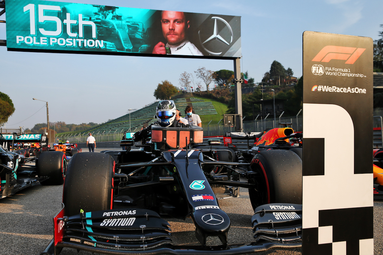 GP EMILIA ROMAGNA, Pole sitter Valtteri Bottas (FIN) Mercedes AMG F1 W11 in qualifying parc ferme.
31.10.2020. Formula 1 World Championship, Rd 13, Emilia Romagna Grand Prix, Imola, Italy, Qualifiche Day.
- www.xpbimages.com, EMail: requests@xpbimages.com © Copyright: Batchelor / XPB Images