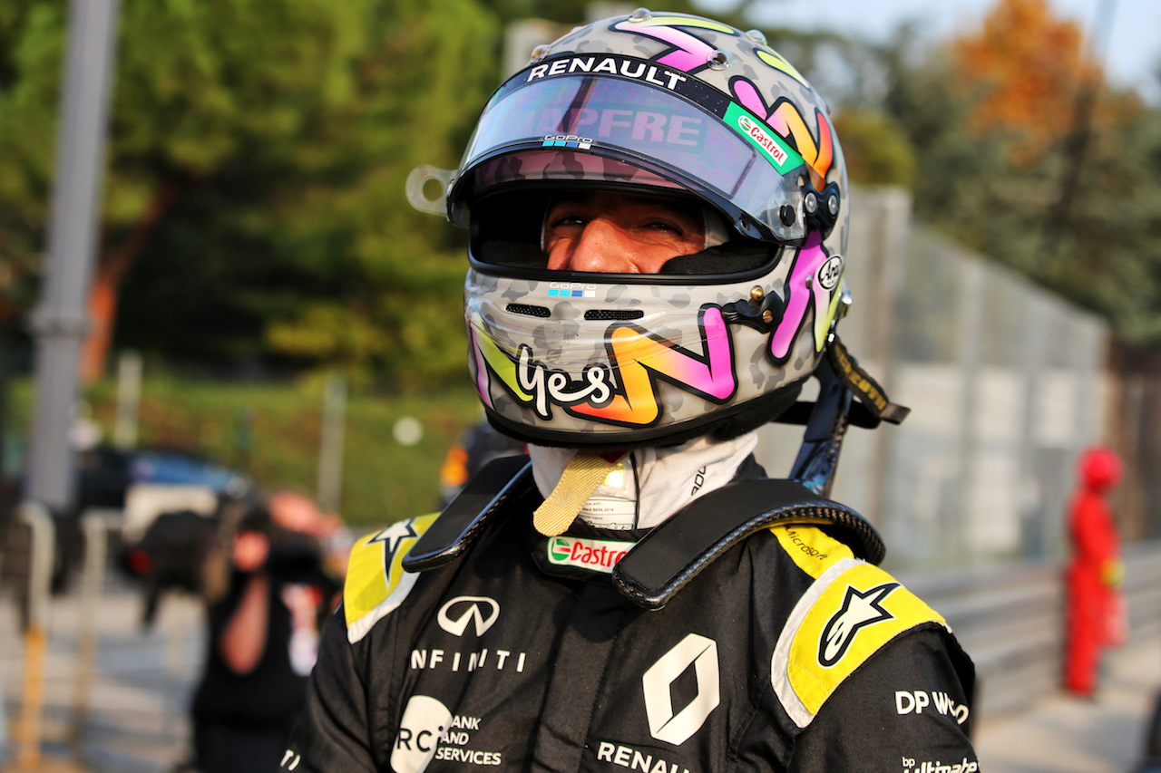 GP EMILIA ROMAGNA, Daniel Ricciardo (AUS) Renault F1 Team in qualifying parc ferme.
31.10.2020. Formula 1 World Championship, Rd 13, Emilia Romagna Grand Prix, Imola, Italy, Qualifiche Day.
- www.xpbimages.com, EMail: requests@xpbimages.com © Copyright: Batchelor / XPB Images