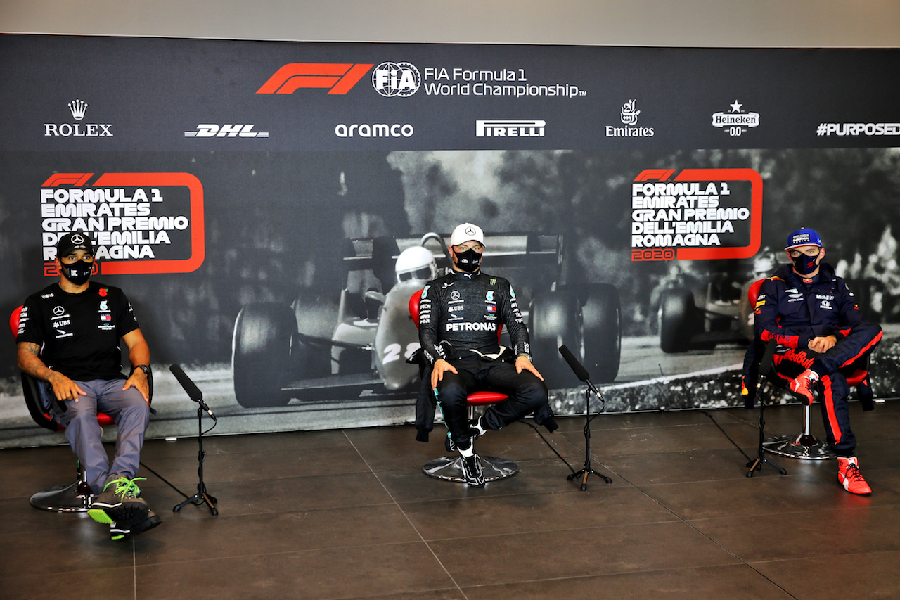GP EMILIA ROMAGNA, The post qualifying FIA Press Conference (L to R): Lewis Hamilton (GBR) Mercedes AMG F1, second; Valtteri Bottas (FIN) Mercedes AMG F1, pole position; Max Verstappen (NLD) Red Bull Racing, third.
31.10.2020. Formula 1 World Championship, Rd 13, Emilia Romagna Grand Prix, Imola, Italy, Qualifiche Day.
- www.xpbimages.com, EMail: requests@xpbimages.com © Copyright: Batchelor / XPB Images