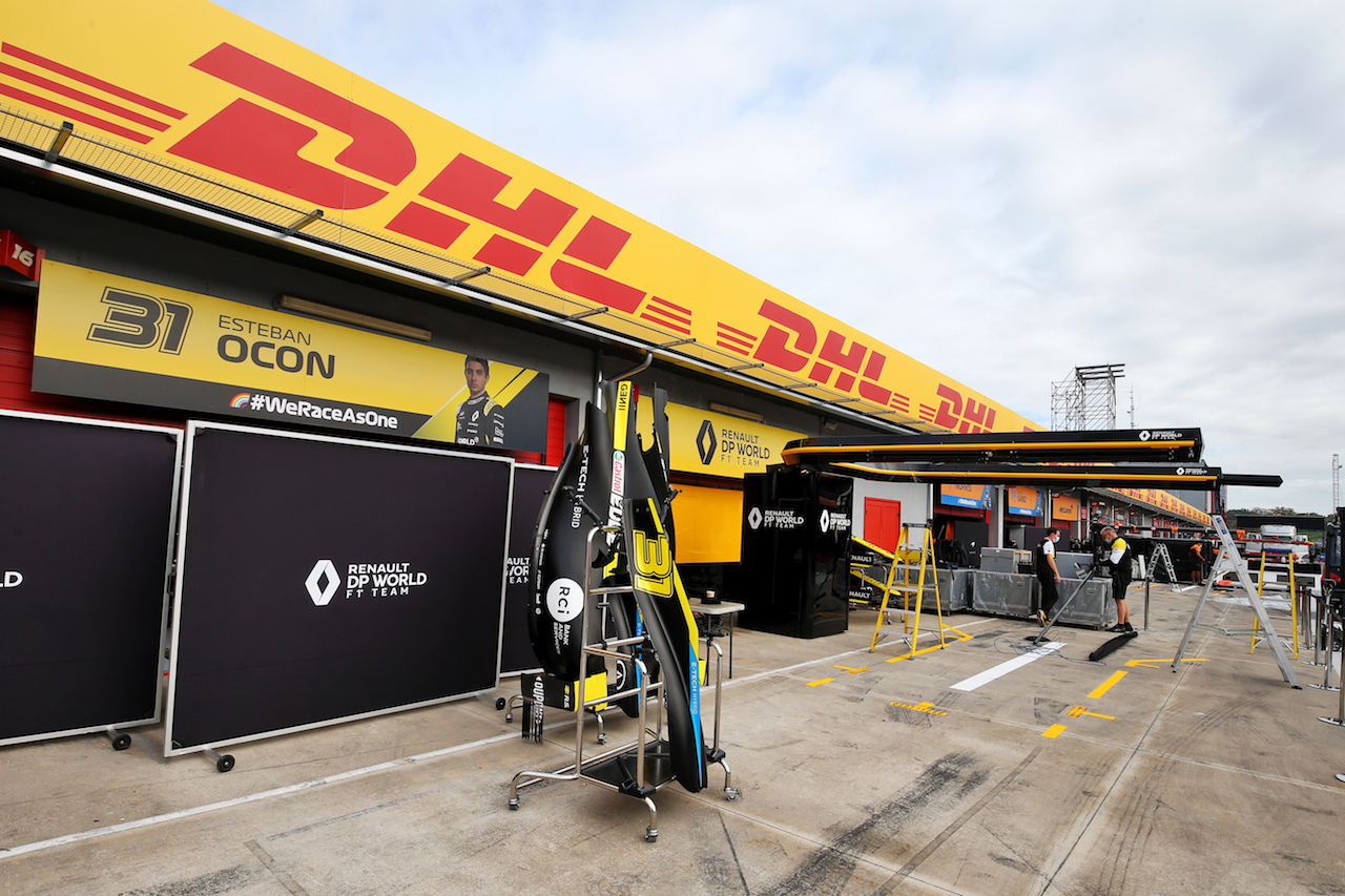 GP EMILIA ROMAGNA, Renault F1 Team pit garages.
29.10.2020. Formula 1 World Championship, Rd 13, Emilia Romagna Grand Prix, Imola, Italy, Preparation Day.
- www.xpbimages.com, EMail: requests@xpbimages.com © Copyright: Moy / XPB Images