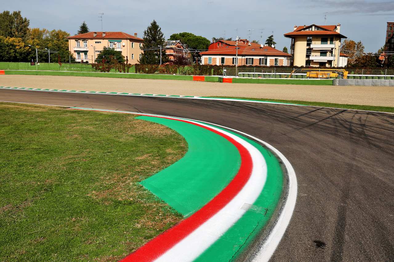 GP EMILIA ROMAGNA, Circuit Atmosfera - kerb detail.
29.10.2020. Formula 1 World Championship, Rd 13, Emilia Romagna Grand Prix, Imola, Italy, Preparation Day.
- www.xpbimages.com, EMail: requests@xpbimages.com © Copyright: Moy / XPB Images