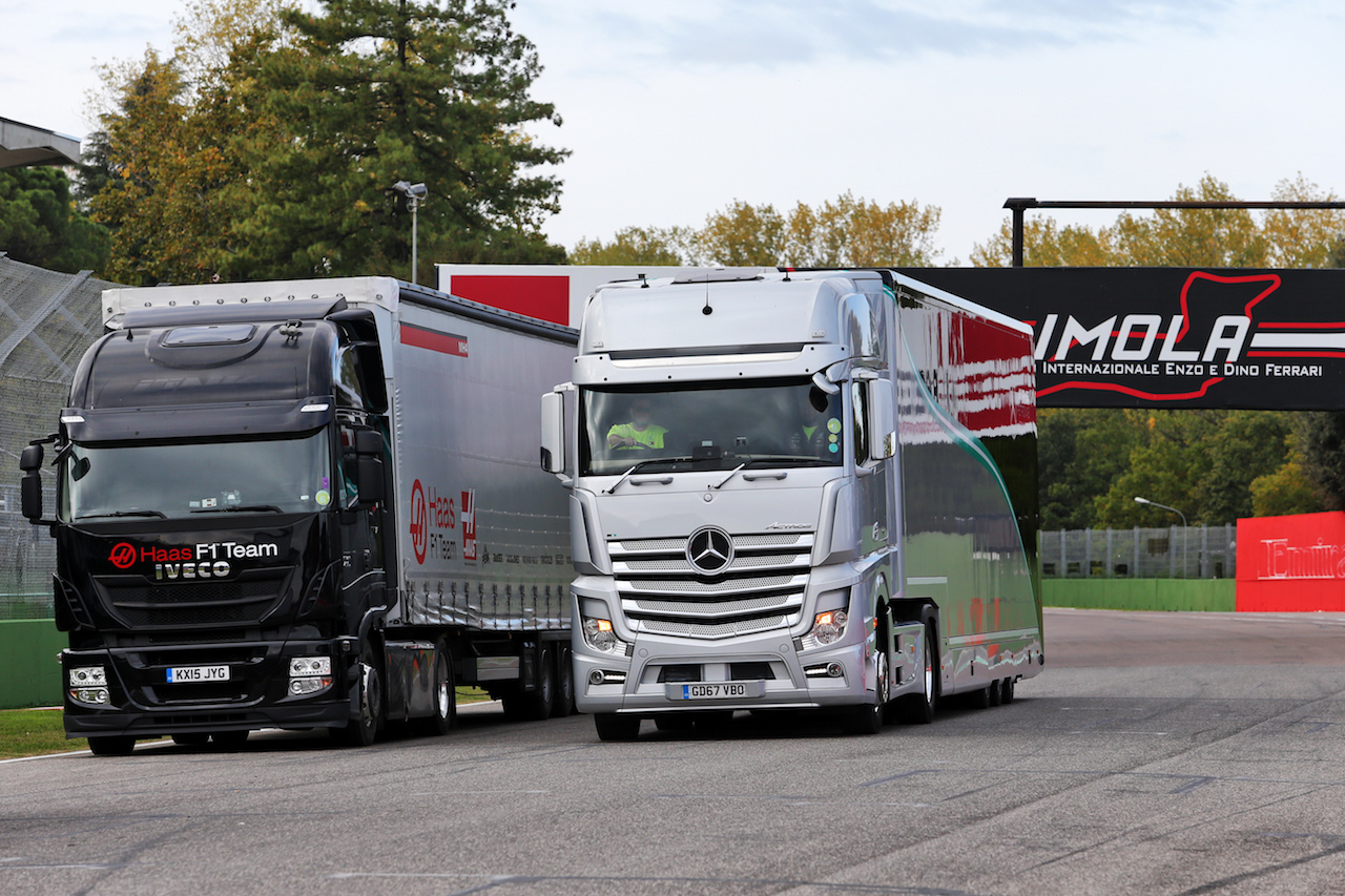 GP EMILIA ROMAGNA, Circuit Atmosfera - lorries on the partenza / finish straight.
29.10.2020. Formula 1 World Championship, Rd 13, Emilia Romagna Grand Prix, Imola, Italy, Preparation Day.
- www.xpbimages.com, EMail: requests@xpbimages.com © Copyright: Moy / XPB Images