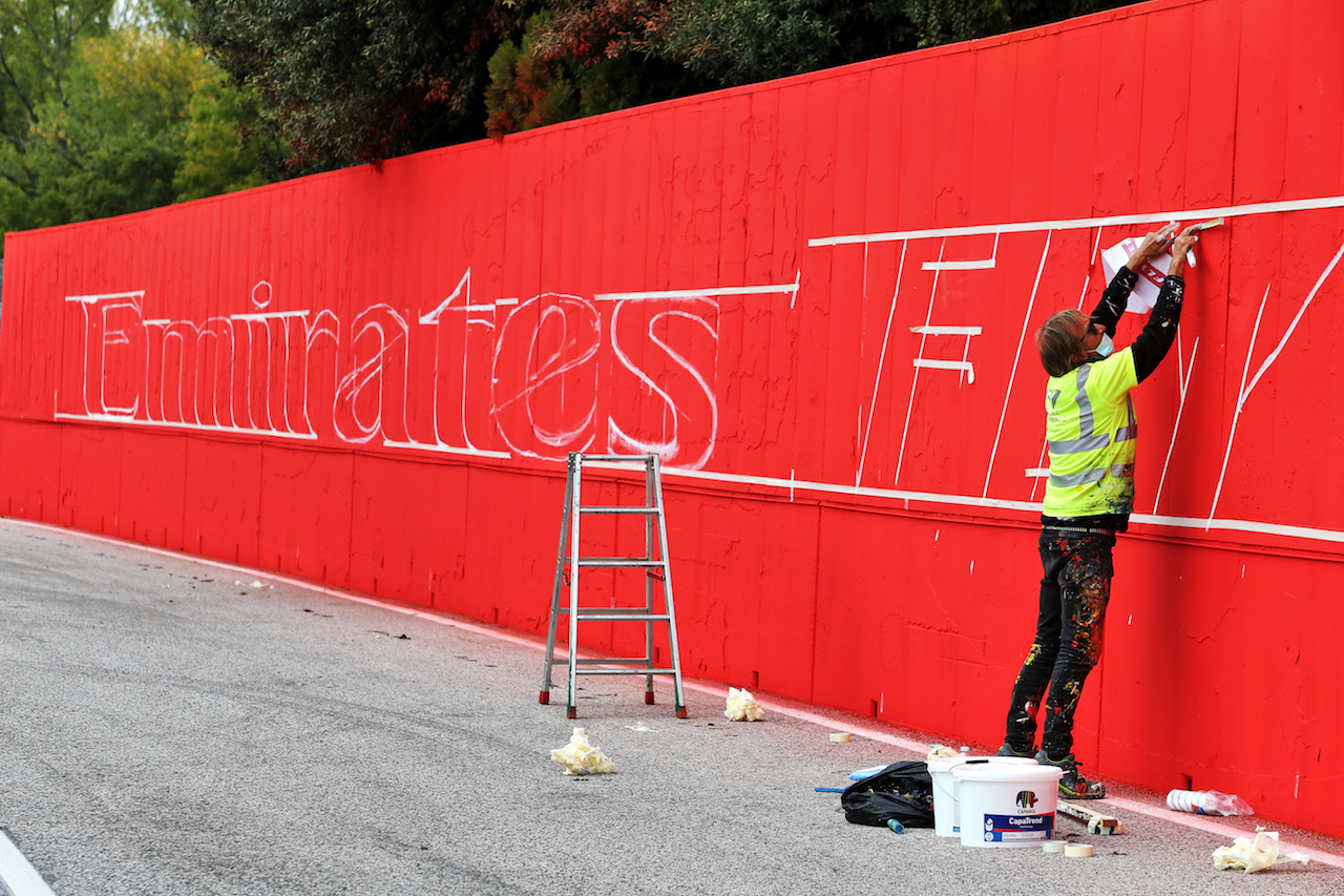 GP EMILIA ROMAGNA, Circuit Atmosfera - Enirates branding being prepared.
29.10.2020. Formula 1 World Championship, Rd 13, Emilia Romagna Grand Prix, Imola, Italy, Preparation Day.
- www.xpbimages.com, EMail: requests@xpbimages.com © Copyright: Moy / XPB Images