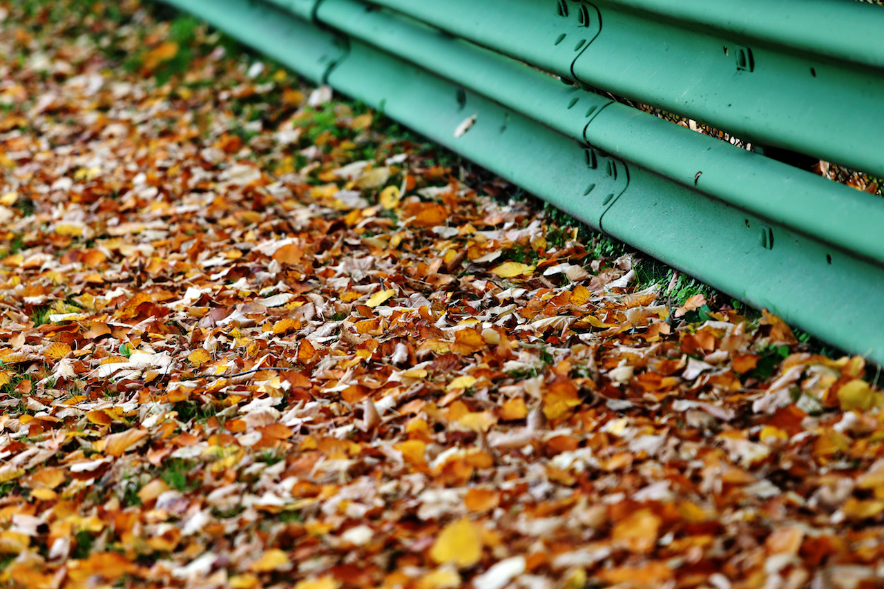 GP EMILIA ROMAGNA, Circuit Atmosfera - autumnal leaves by a barrier.
29.10.2020. Formula 1 World Championship, Rd 13, Emilia Romagna Grand Prix, Imola, Italy, Preparation Day.
- www.xpbimages.com, EMail: requests@xpbimages.com © Copyright: Moy / XPB Images