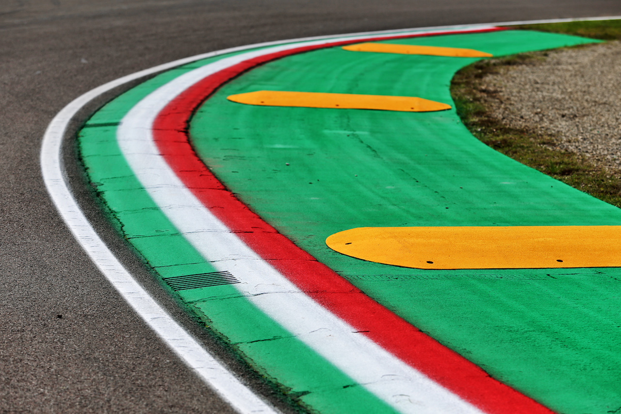 GP EMILIA ROMAGNA, Circuit Atmosfera - kerb detail.
29.10.2020. Formula 1 World Championship, Rd 13, Emilia Romagna Grand Prix, Imola, Italy, Preparation Day.
- www.xpbimages.com, EMail: requests@xpbimages.com © Copyright: Moy / XPB Images