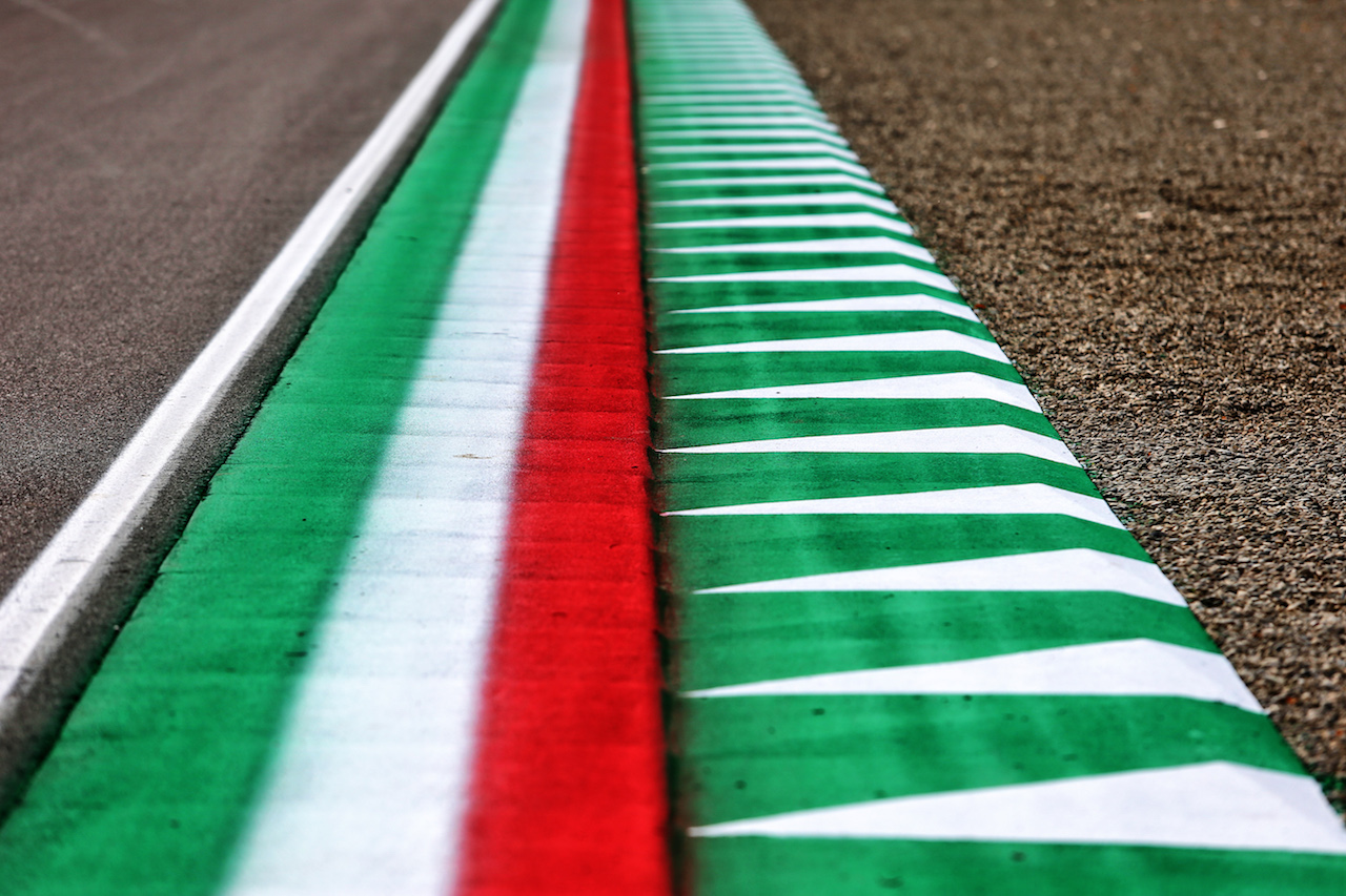 GP EMILIA ROMAGNA, Circuit Atmosfera - kerb detail.
29.10.2020. Formula 1 World Championship, Rd 13, Emilia Romagna Grand Prix, Imola, Italy, Preparation Day.
- www.xpbimages.com, EMail: requests@xpbimages.com © Copyright: Moy / XPB Images