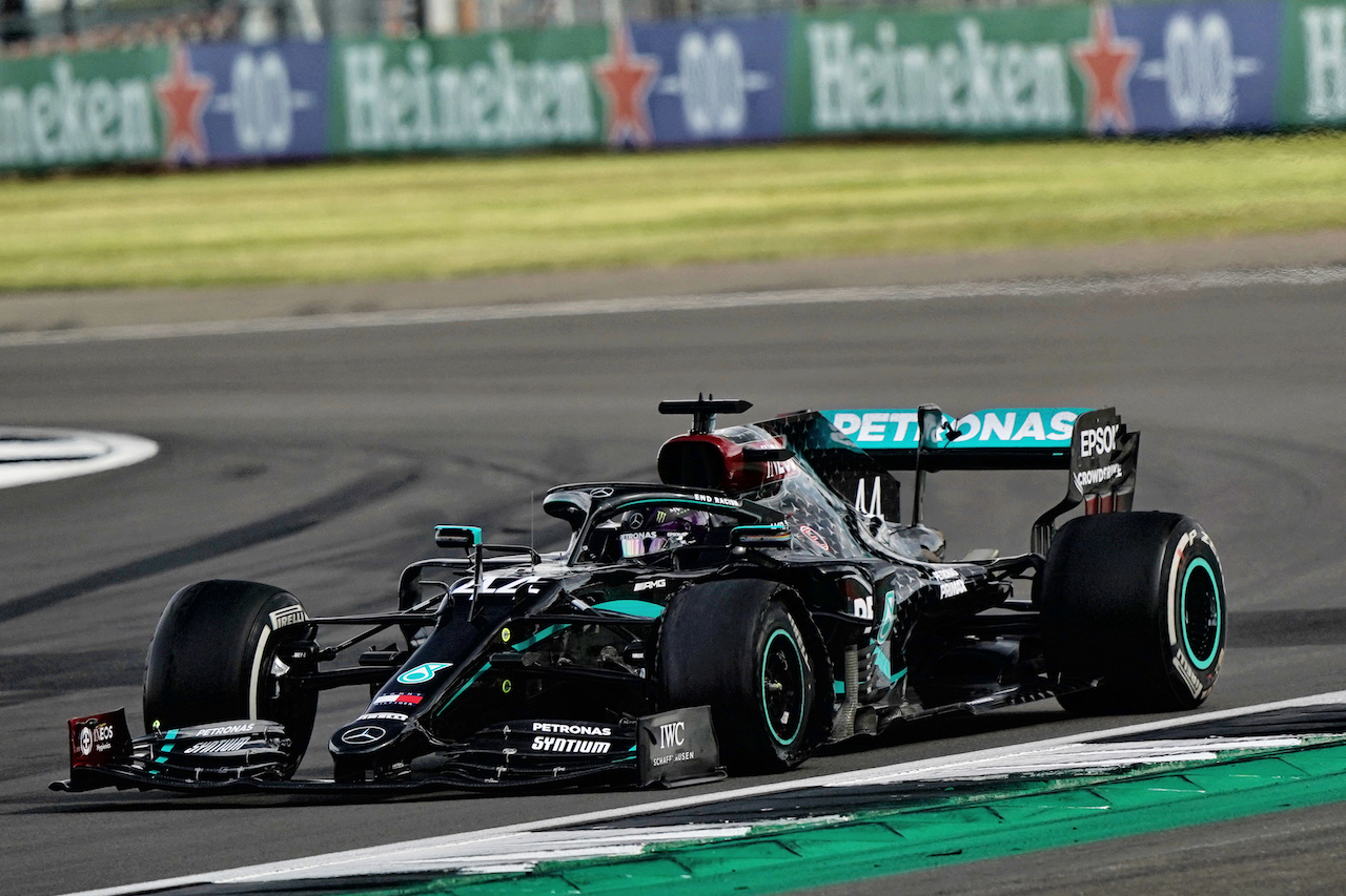 GP GRAN BRETAGNA, Lewis Hamilton (GBR) Mercedes AMG F1 W11 with a puncture on the final lap of the race.                               
02.08.2020. Formula 1 World Championship, Rd 4, British Grand Prix, Silverstone, England, Gara Day.
- www.xpbimages.com, EMail: requests@xpbimages.com © Copyright: Dungan / XPB Images