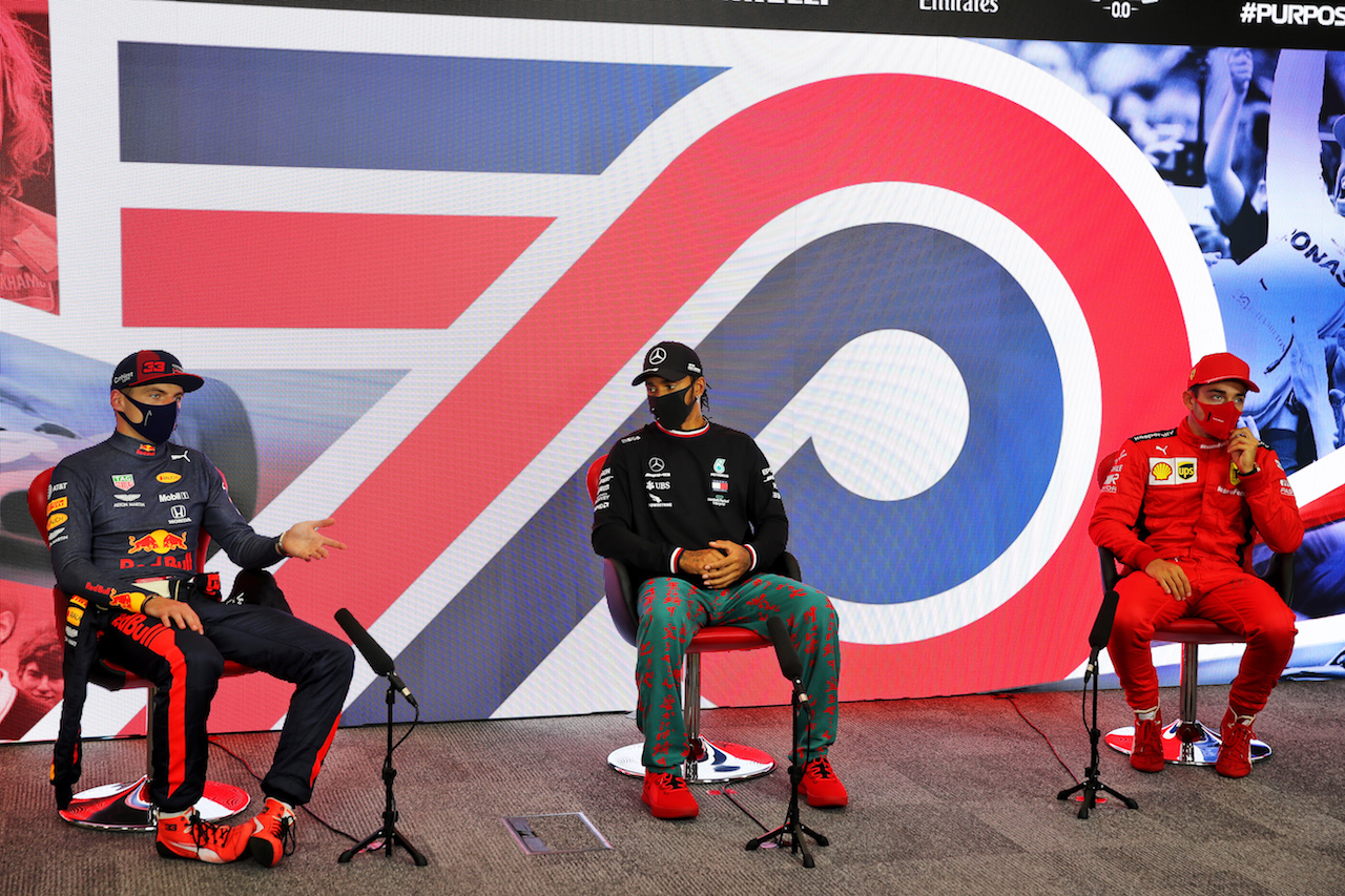 GP GRAN BRETAGNA, The post race FIA Press Conference (L to R): Max Verstappen (NLD) Red Bull Racing, second; Lewis Hamilton (GBR) Mercedes AMG F1, vincitore; Charles Leclerc (MON) Ferrari, third.
02.08.2020. Formula 1 World Championship, Rd 4, British Grand Prix, Silverstone, England, Gara Day.
- www.xpbimages.com, EMail: requests@xpbimages.com © Copyright: Batchelor / XPB Images