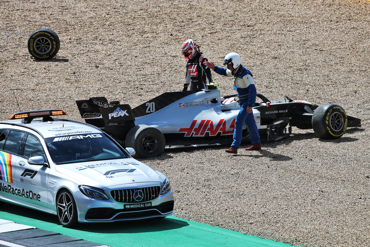 GP GRAN BRETAGNA, Kevin Magnussen (DEN) Haas VF-20 crashed out of the race.
02.08.2020. Formula 1 World Championship, Rd 4, British Grand Prix, Silverstone, England, Gara Day.
- www.xpbimages.com, EMail: requests@xpbimages.com © Copyright: Moy / XPB Images