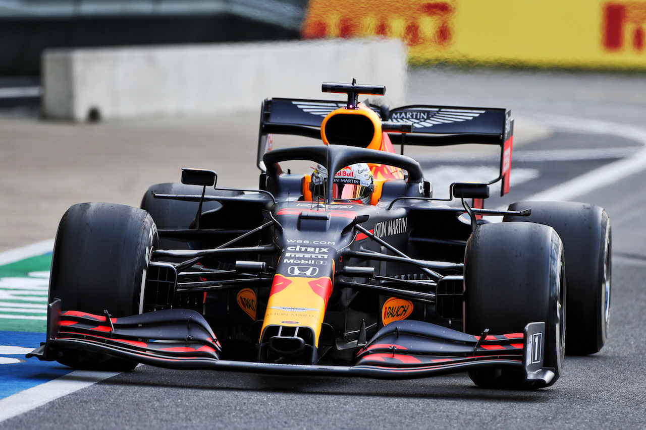 GP GRAN BRETAGNA, Max Verstappen (NLD) Red Bull Racing RB16 makes a pit stop.
02.08.2020. Formula 1 World Championship, Rd 4, British Grand Prix, Silverstone, England, Gara Day.
- www.xpbimages.com, EMail: requests@xpbimages.com © Copyright: Moy / XPB Images