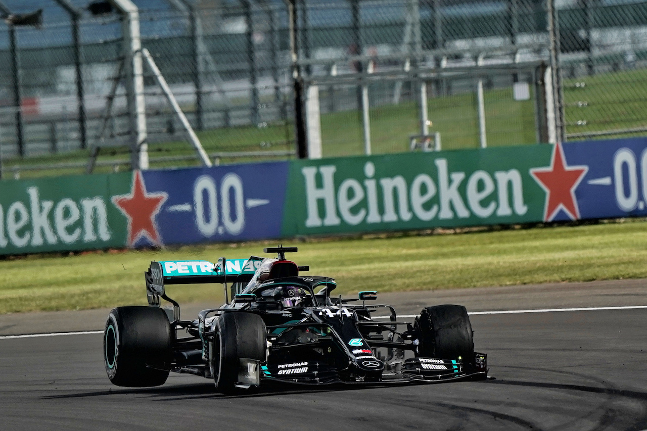 GP GRAN BRETAGNA, Lewis Hamilton (GBR) Mercedes AMG F1 W11 with a puncture on the final lap of the race.                               
02.08.2020. Formula 1 World Championship, Rd 4, British Grand Prix, Silverstone, England, Gara Day.
- www.xpbimages.com, EMail: requests@xpbimages.com © Copyright: Dungan / XPB Images