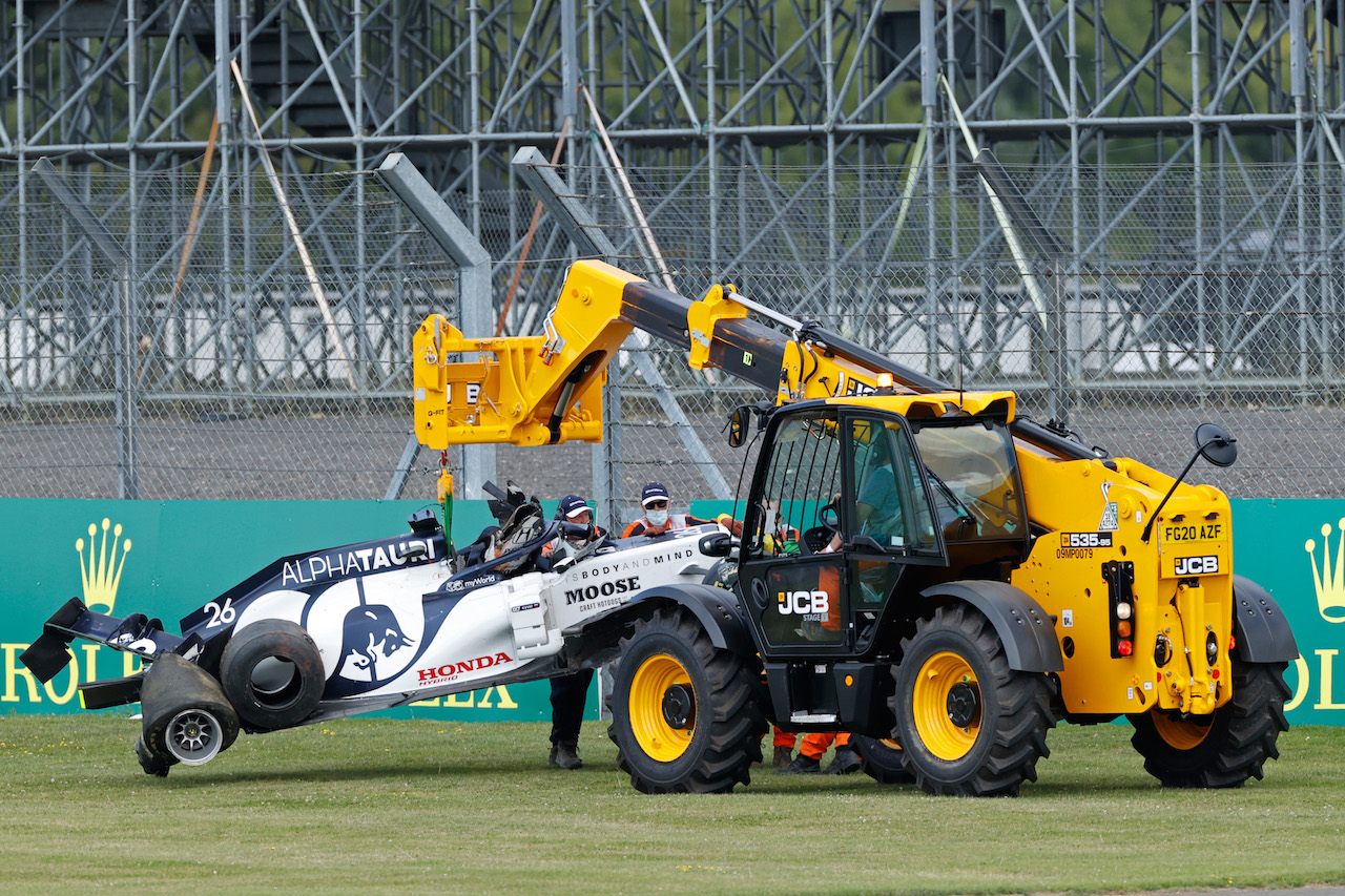 GP GRAN BRETAGNA, The AlphaTauri AT01 of Daniil Kvyat (RUS) AlphaTauri AT01 is removed by marshals after he crashed out of the race.
02.08.2020. Formula 1 World Championship, Rd 4, British Grand Prix, Silverstone, England, Gara Day.
- www.xpbimages.com, EMail: requests@xpbimages.com - copy of publication required for printed pictures. Every used picture is fee-liable. © Copyright: FIA Pool Image for Editorial Use Only