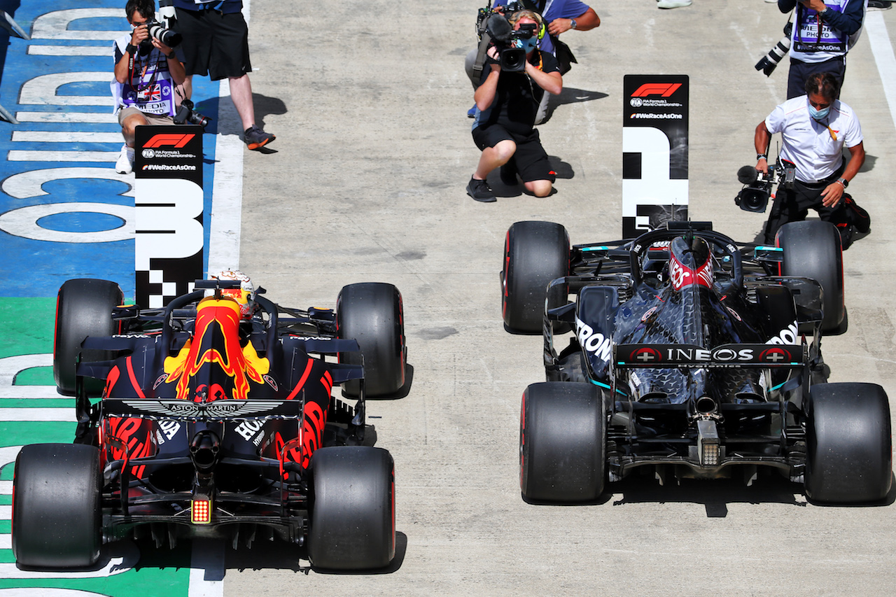 GP GRAN BRETAGNA, Max Verstappen (NLD) Red Bull Racing RB16 e Lewis Hamilton (GBR) Mercedes AMG F1 W11 in qualifying parc ferme.
01.08.2020. Formula 1 World Championship, Rd 4, British Grand Prix, Silverstone, England, Qualifiche Day.
- www.xpbimages.com, EMail: requests@xpbimages.com © Copyright: Batchelor / XPB Images