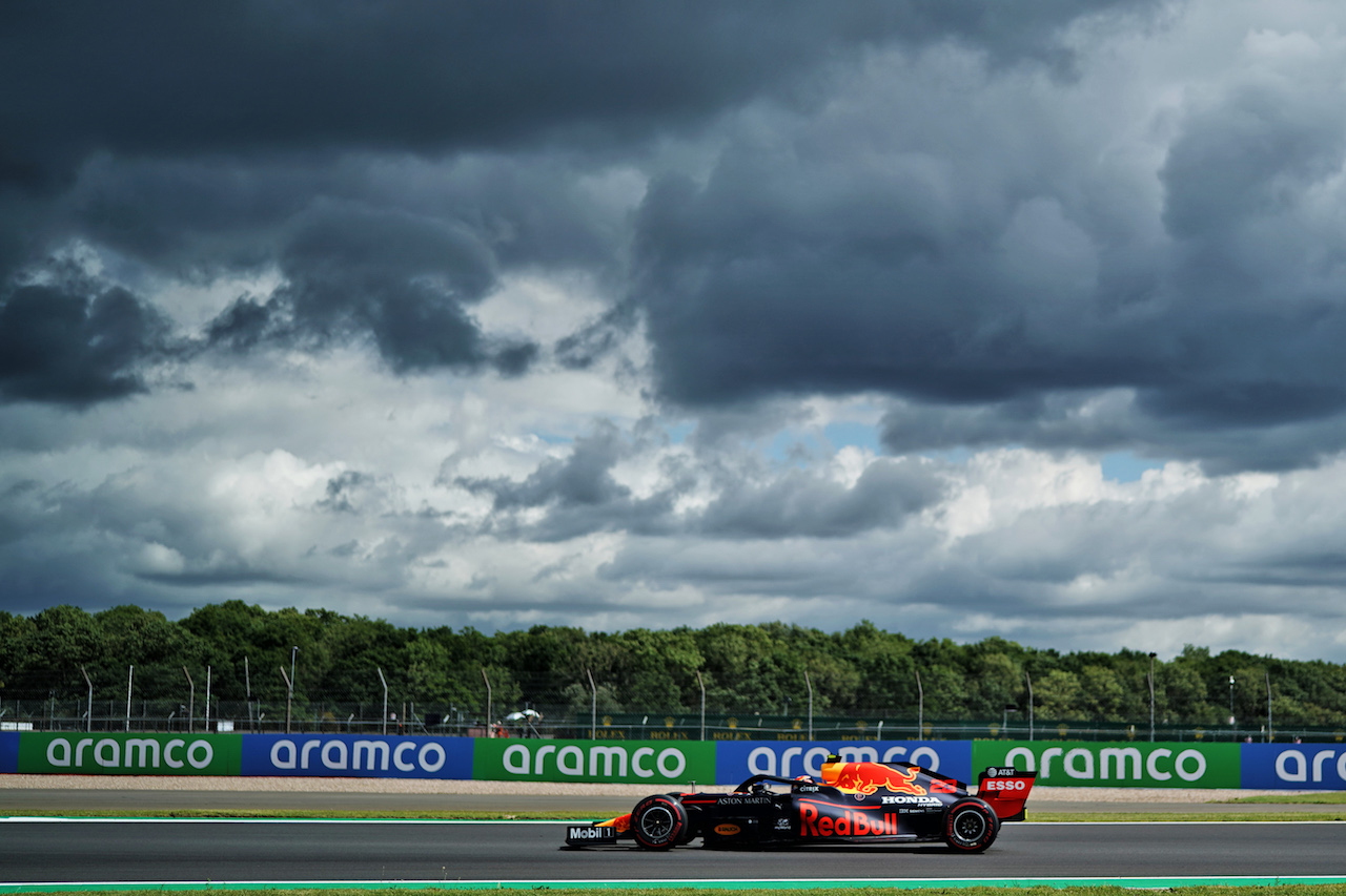 GP GRAN BRETAGNA, Alexander Albon (THA) Red Bull Racing RB16.                               
01.08.2020. Formula 1 World Championship, Rd 4, British Grand Prix, Silverstone, England, Qualifiche Day.
- www.xpbimages.com, EMail: requests@xpbimages.com © Copyright: Dungan / XPB Images