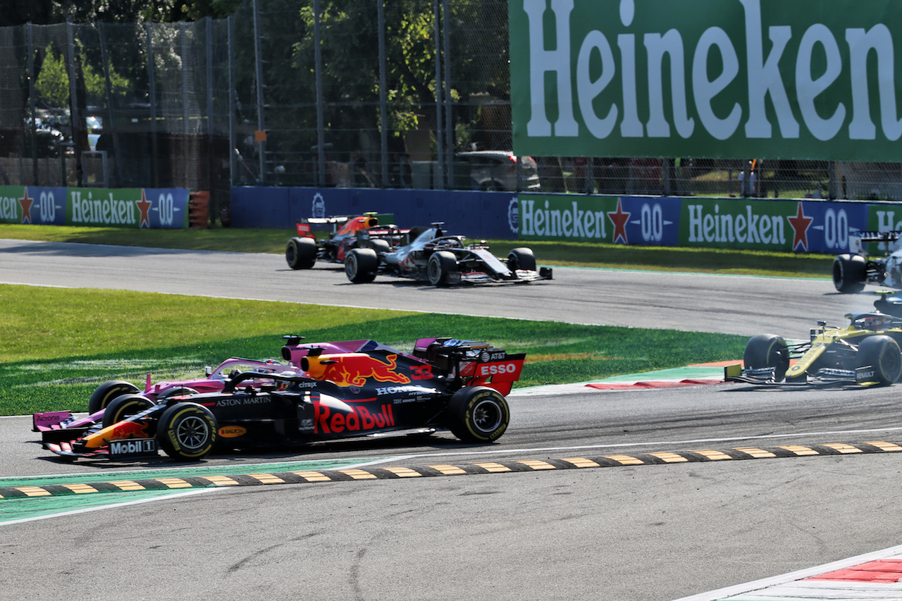 GP ITALIA, Max Verstappen (NLD) Red Bull Racing RB16 e Sergio Perez (MEX) Racing Point F1 Team RP19 battle for position.
06.09.2020. Formula 1 World Championship, Rd 8, Italian Grand Prix, Monza, Italy, Gara Day.
- www.xpbimages.com, EMail: requests@xpbimages.com © Copyright: Batchelor / XPB Images