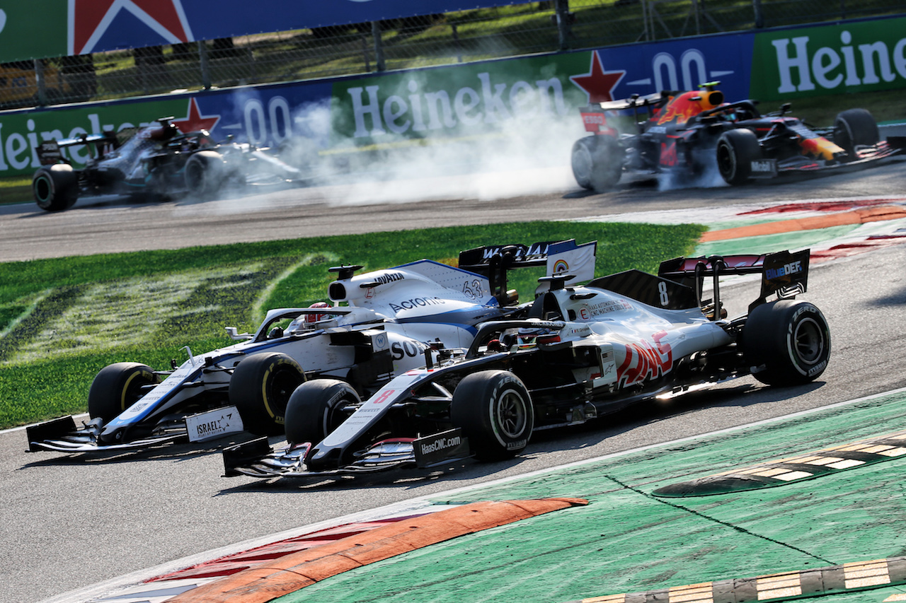 GP ITALIA, George Russell (GBR) Williams Racing FW43 e Romain Grosjean (FRA) Haas F1 Team VF-20 battle for position.
06.09.2020. Formula 1 World Championship, Rd 8, Italian Grand Prix, Monza, Italy, Gara Day.
- www.xpbimages.com, EMail: requests@xpbimages.com © Copyright: Batchelor / XPB Images