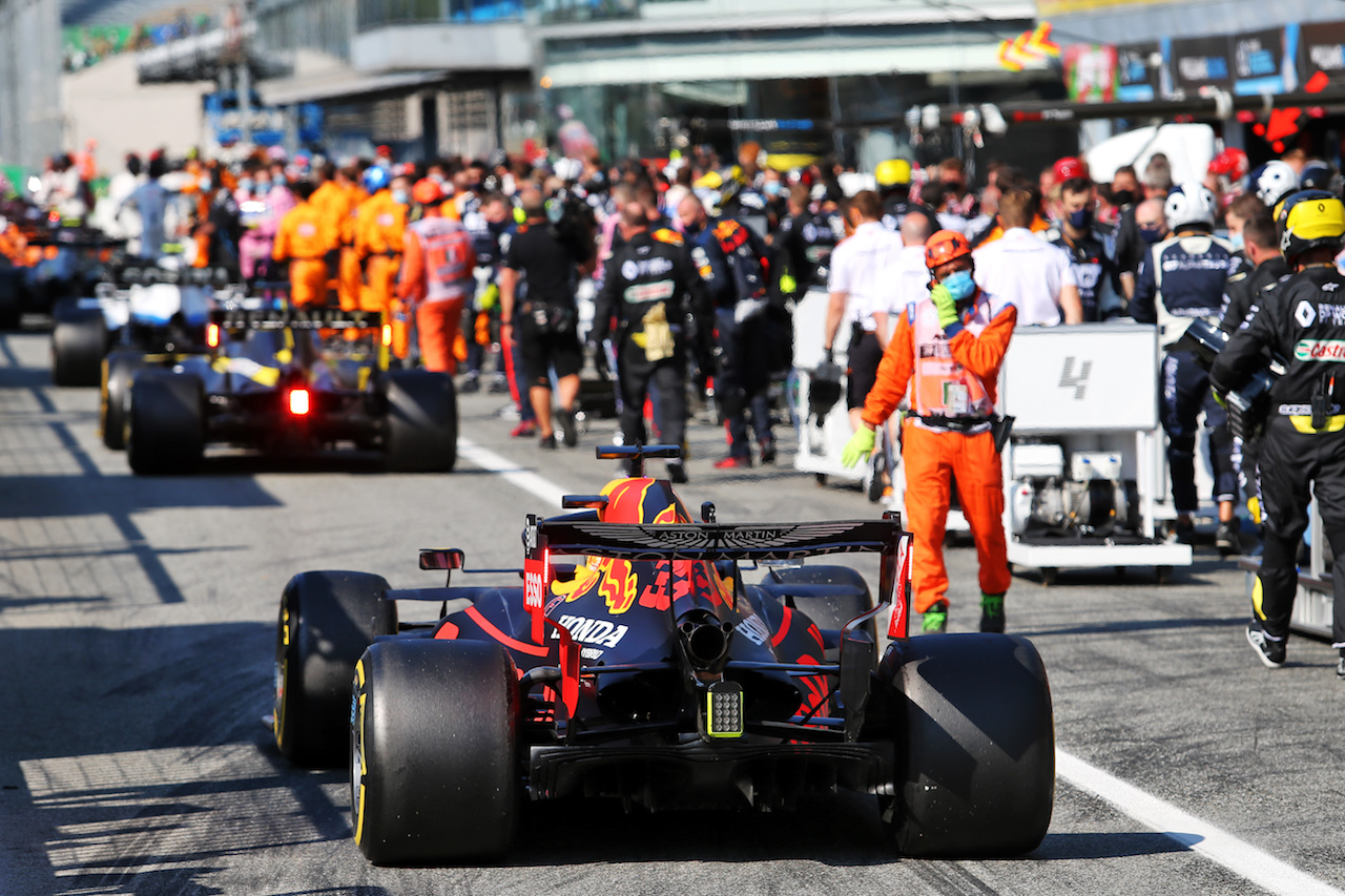 GP ITALIA, Max Verstappen (NLD) Red Bull Racing RB16 in the pits while the race is stopped.
06.09.2020. Formula 1 World Championship, Rd 8, Italian Grand Prix, Monza, Italy, Gara Day.
- www.xpbimages.com, EMail: requests@xpbimages.com © Copyright: Moy / XPB Images