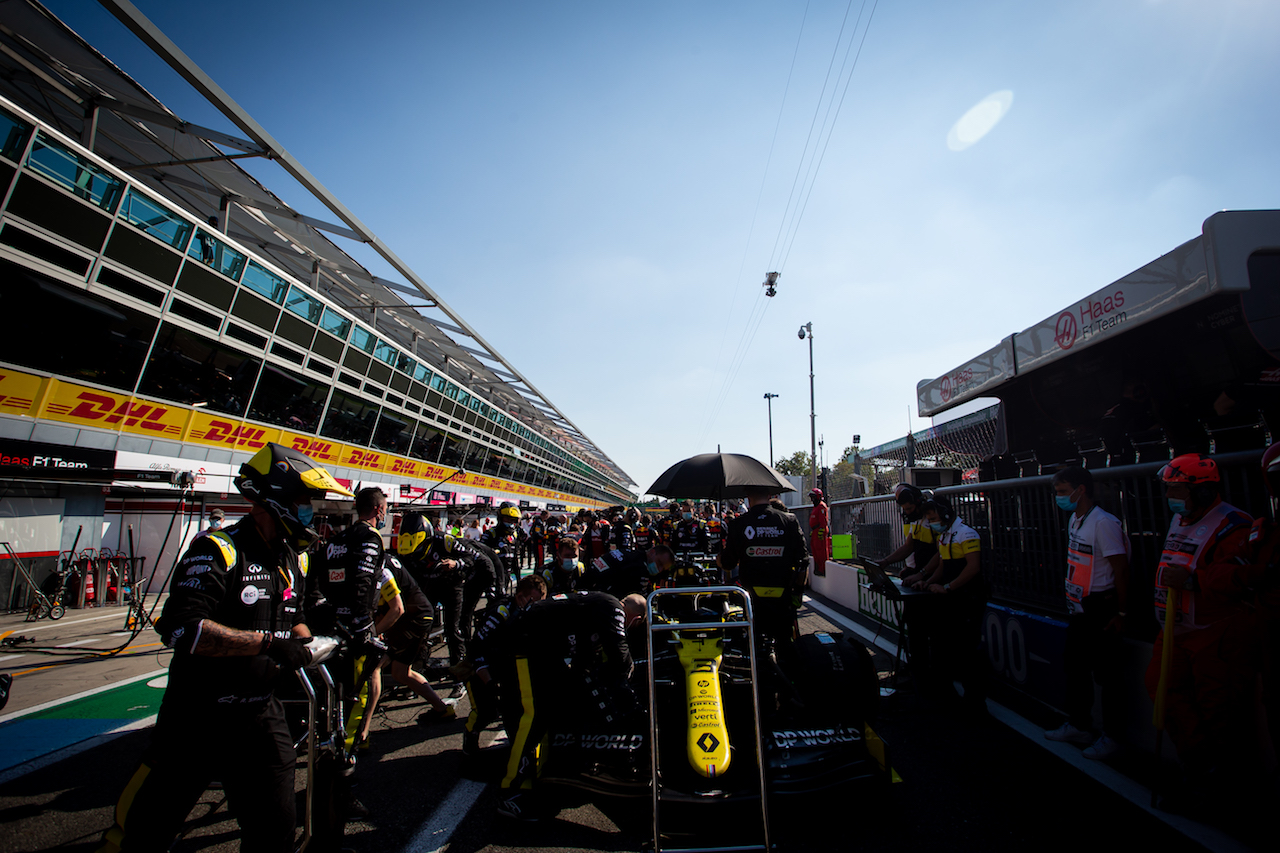 GP ITALIA, Daniel Ricciardo (AUS) Renault F1 Team RS20 in the pits while the race is stopped.
06.09.2020. Formula 1 World Championship, Rd 8, Italian Grand Prix, Monza, Italy, Gara Day.
- www.xpbimages.com, EMail: requests@xpbimages.com © Copyright: Bearne / XPB Images