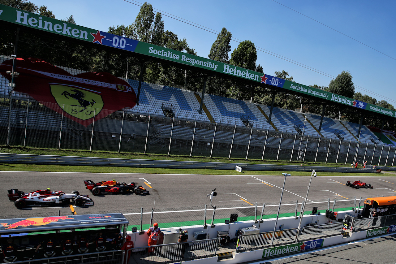 GP ITALIA, Alexander Albon (THA) Red Bull Racing RB16 e Antonio Giovinazzi (ITA) Alfa Romeo Racing C39.
05.09.2020. Formula 1 World Championship, Rd 8, Italian Grand Prix, Monza, Italy, Qualifiche Day.
- www.xpbimages.com, EMail: requests@xpbimages.com © Copyright: Batchelor / XPB Images
