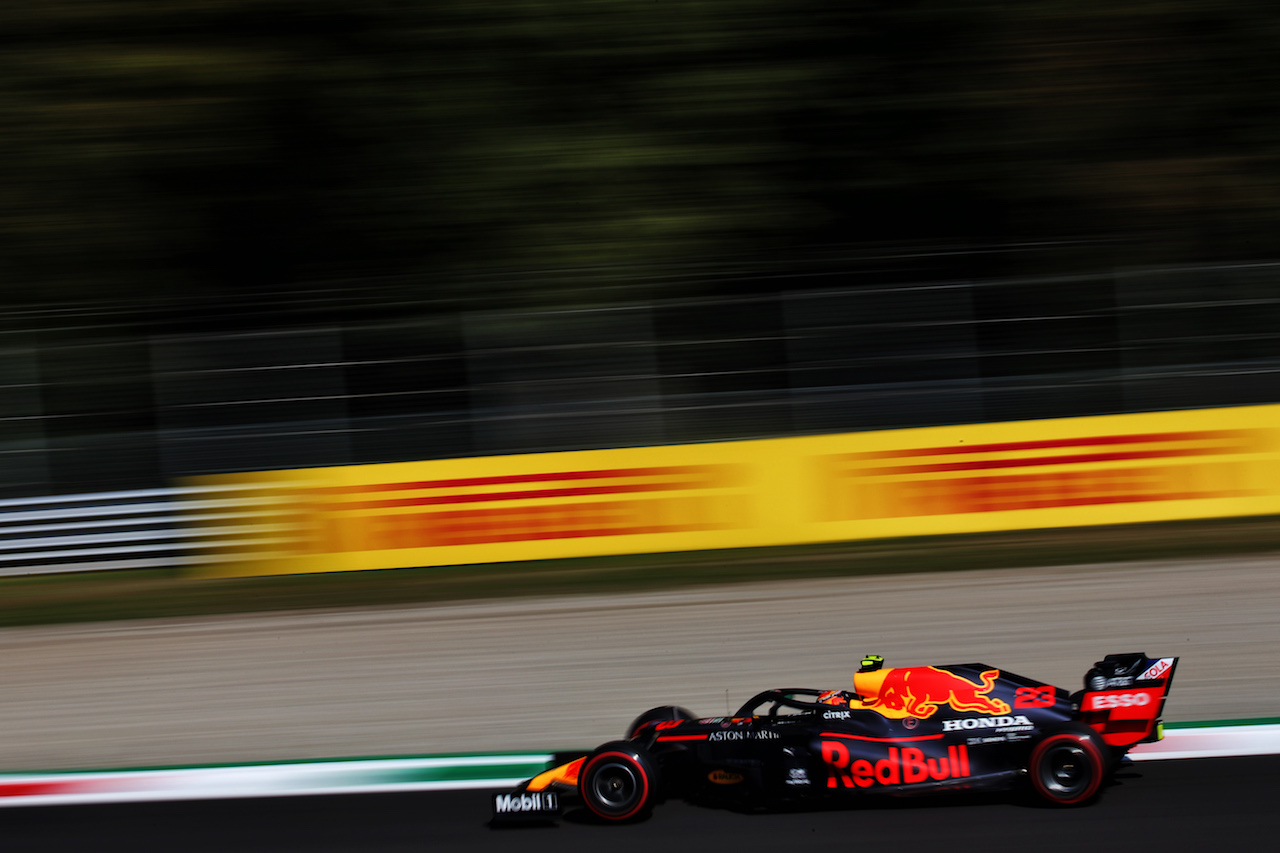 GP ITALIA, Alexander Albon (THA) Red Bull Racing RB16.
05.09.2020. Formula 1 World Championship, Rd 8, Italian Grand Prix, Monza, Italy, Qualifiche Day.
- www.xpbimages.com, EMail: requests@xpbimages.com - copy of publication required for printed pictures. Every used picture is fee-liable. © Copyright: Charniaux / XPB Images
