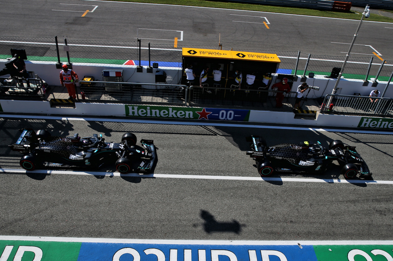 GP ITALIA, Valtteri Bottas (FIN) Mercedes AMG F1 W11 e Lewis Hamilton (GBR) Mercedes AMG F1 W11 leave the pits.
05.09.2020. Formula 1 World Championship, Rd 8, Italian Grand Prix, Monza, Italy, Qualifiche Day.
- www.xpbimages.com, EMail: requests@xpbimages.com © Copyright: Batchelor / XPB Images