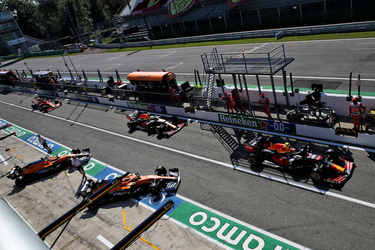 GP ITALIA, Alexander Albon (THA) Red Bull Racing RB16 e Max Verstappen (NLD) Red Bull Racing RB16 leave the pits with Lando Norris (GBR) McLaren MCL35 e Carlos Sainz Jr (ESP) McLaren MCL35.
05.09.2020. Formula 1 World Championship, Rd 8, Italian Grand Prix, Monza, Italy, Qualifiche Day.
- www.xpbimages.com, EMail: requests@xpbimages.com © Copyright: Batchelor / XPB Images