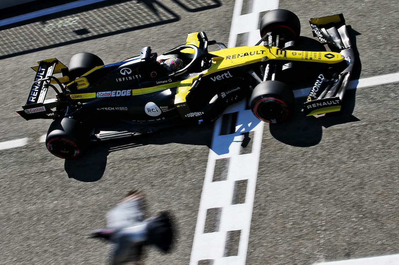 GP ITALIA, Daniel Ricciardo (AUS) Renault F1 Team RS20 passes a pigeon.
05.09.2020. Formula 1 World Championship, Rd 8, Italian Grand Prix, Monza, Italy, Qualifiche Day.
- www.xpbimages.com, EMail: requests@xpbimages.com © Copyright: Batchelor / XPB Images