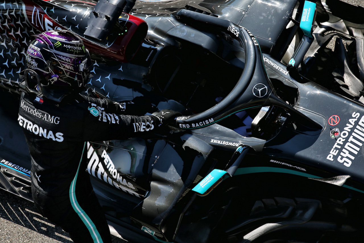 GP ITALIA, Pole sitter Lewis Hamilton (GBR) Mercedes AMG F1 W11 in qualifying parc ferme.
05.09.2020. Formula 1 World Championship, Rd 8, Italian Grand Prix, Monza, Italy, Qualifiche Day.
- www.xpbimages.com, EMail: requests@xpbimages.com © Copyright: Batchelor / XPB Images