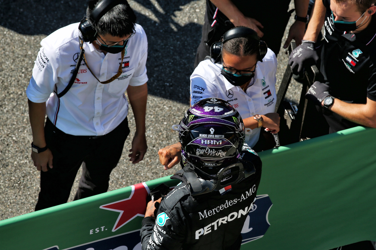 GP ITALIA, Lewis Hamilton (GBR) Mercedes AMG F1 celebrates his pole position in qualifying parc ferme with Stephanie Travers (GBR) Mercedes AMG F1 Trackside Fluid Engineer.
05.09.2020. Formula 1 World Championship, Rd 8, Italian Grand Prix, Monza, Italy, Qualifiche Day.
- www.xpbimages.com, EMail: requests@xpbimages.com © Copyright: Batchelor / XPB Images
