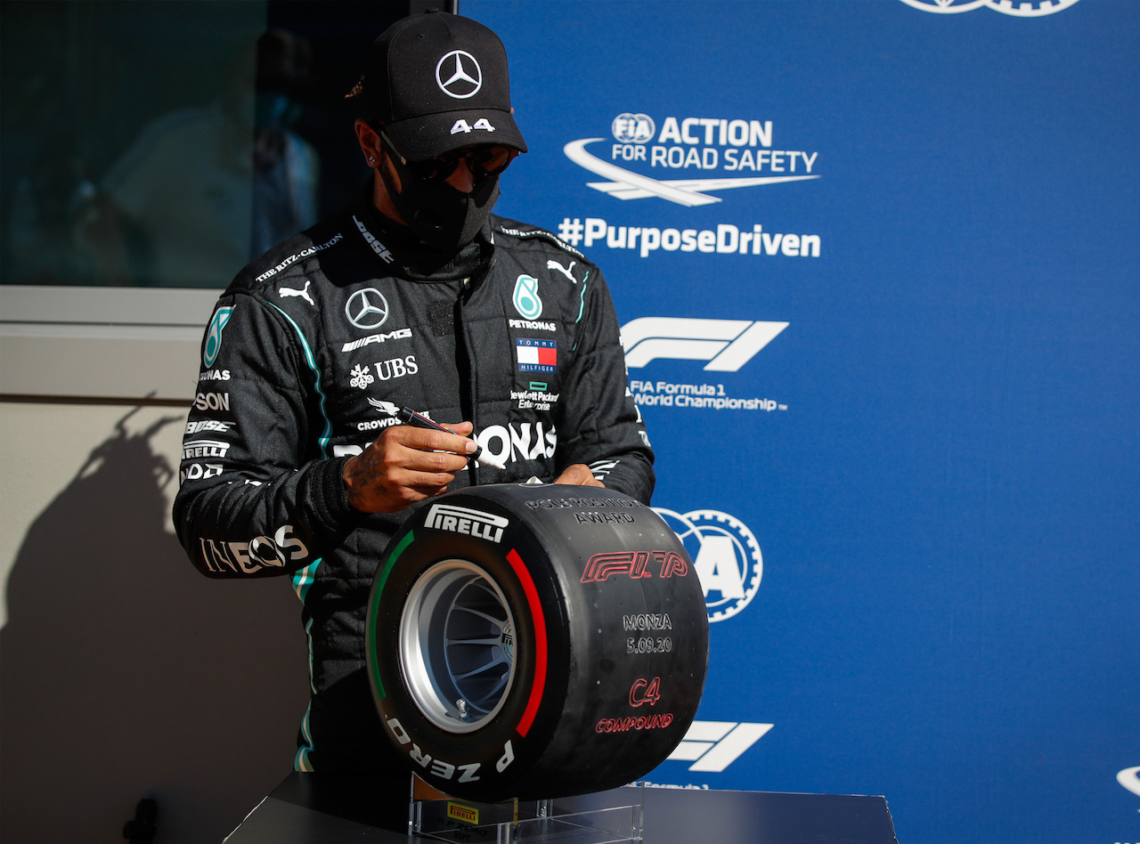 GP ITALIA, Lewis Hamilton (GBR) Mercedes AMG F1 with the Pirelli Pole Position Award.
05.09.2020. Formula 1 World Championship, Rd 8, Italian Grand Prix, Monza, Italy, Qualifiche Day.
- www.xpbimages.com, EMail: requests@xpbimages.com - copy of publication required for printed pictures. Every used picture is fee-liable. © Copyright: FIA Pool Image for Editorial Use Only