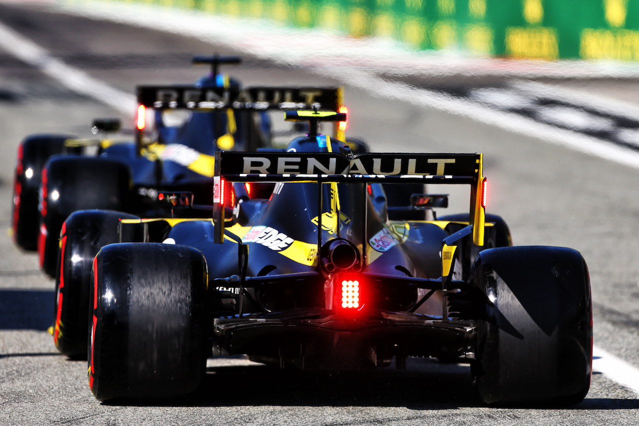 GP ITALIA, Esteban Ocon (FRA) Renault F1 Team RS20 e Daniel Ricciardo (AUS) Renault F1 Team leave the pits.
05.09.2020. Formula 1 World Championship, Rd 8, Italian Grand Prix, Monza, Italy, Qualifiche Day.
- www.xpbimages.com, EMail: requests@xpbimages.com © Copyright: Moy / XPB Images