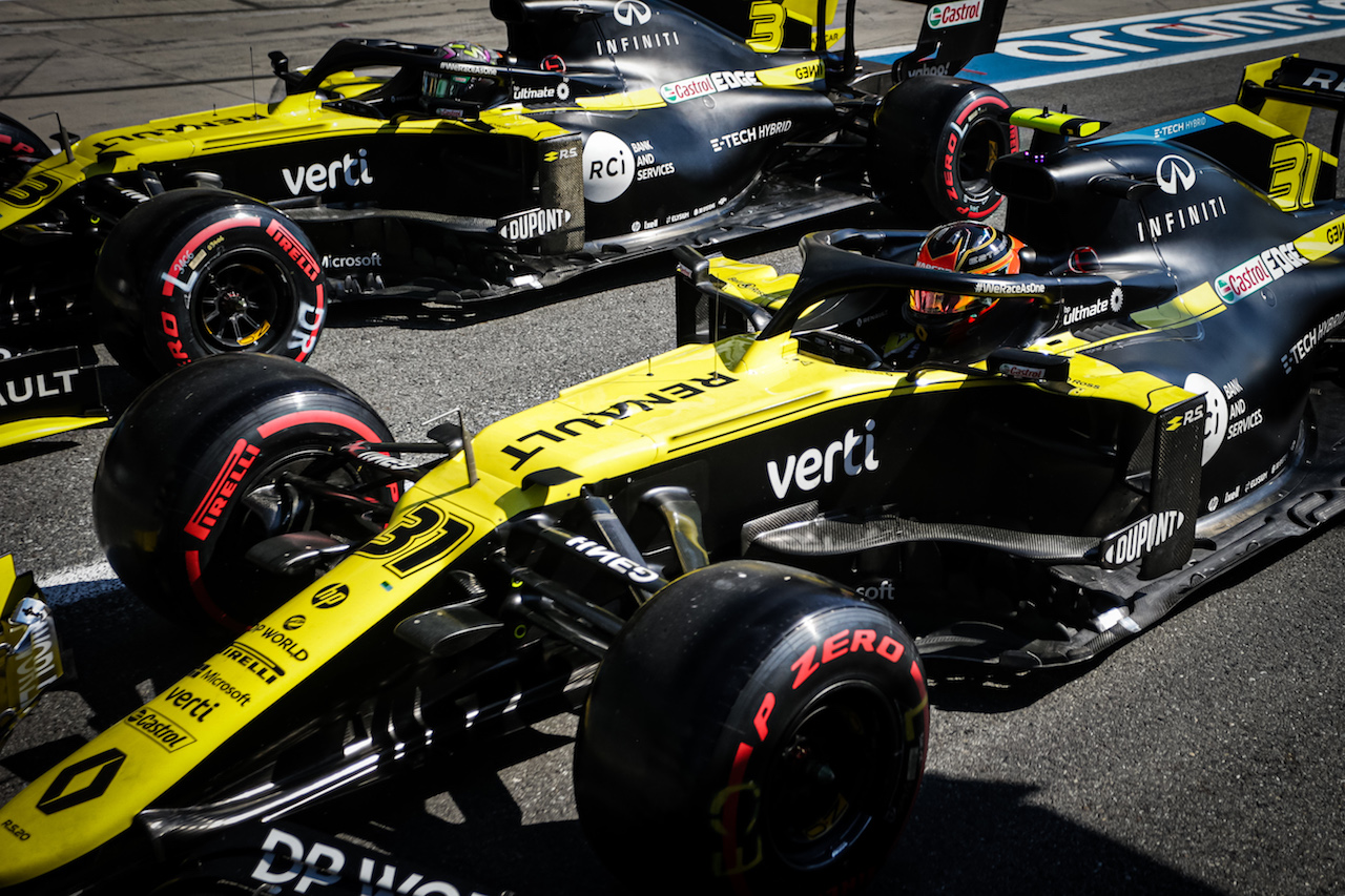 GP ITALIA, Daniel Ricciardo (AUS) Renault F1 Team RS20 e Esteban Ocon (FRA) Renault F1 Team RS20 leave the pits.
05.09.2020. Formula 1 World Championship, Rd 8, Italian Grand Prix, Monza, Italy, Qualifiche Day.
- www.xpbimages.com, EMail: requests@xpbimages.com © Copyright: Bearne / XPB Images