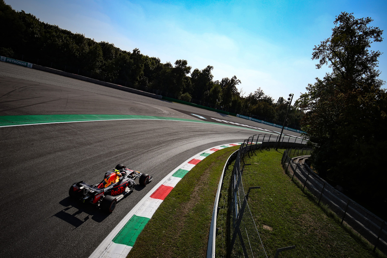 GP ITALIA, Alexander Albon (THA), Red Bull Racing 
04.09.2020. Formula 1 World Championship, Rd 8, Italian Grand Prix, Monza, Italy, Practice Day.
- www.xpbimages.com, EMail: requests@xpbimages.com - copy of publication required for printed pictures. Every used picture is fee-liable. ¬© Copyright: Charniaux / XPB Images