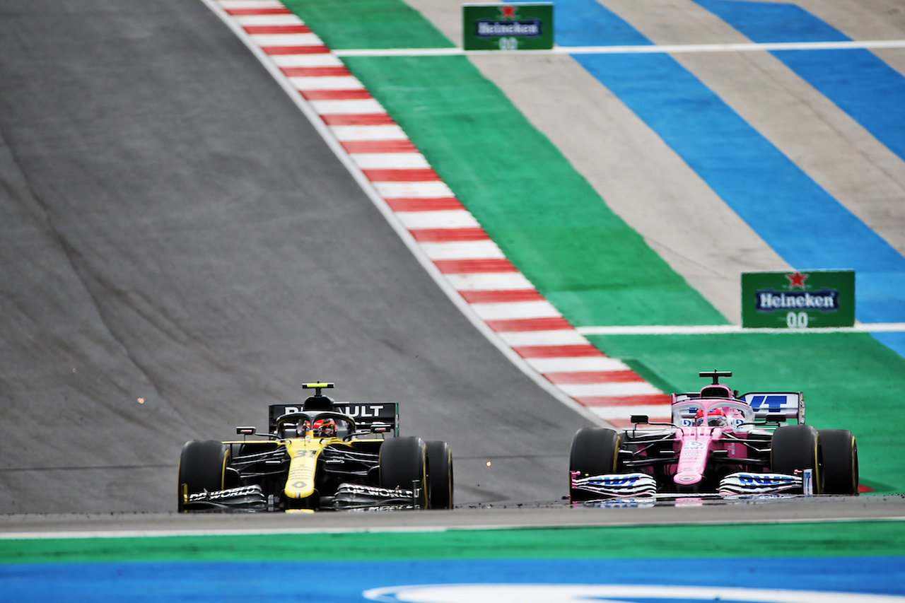 GP PORTOGALLO, Esteban Ocon (FRA) Renault F1 Team RS20 e Sergio Perez (MEX) Racing Point F1 Team RP19 battle for position.
25.10.2020. Formula 1 World Championship, Rd 12, Portuguese Grand Prix, Portimao, Portugal, Gara Day.
- www.xpbimages.com, EMail: requests@xpbimages.com © Copyright: Batchelor / XPB Images