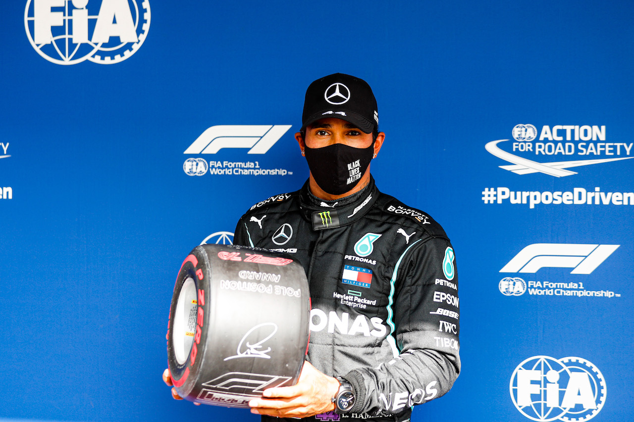 GP PORTOGALLO, Lewis Hamilton (GBR) Mercedes AMG F1 celebrates with the Pirelli Pole Position Award.
24.10.2020. Formula 1 World Championship, Rd 12, Portuguese Grand Prix, Portimao, Portugal, Qualifiche Day.
- www.xpbimages.com, EMail: requests@xpbimages.com © Copyright: FIA Pool Image for Editorial Use Only